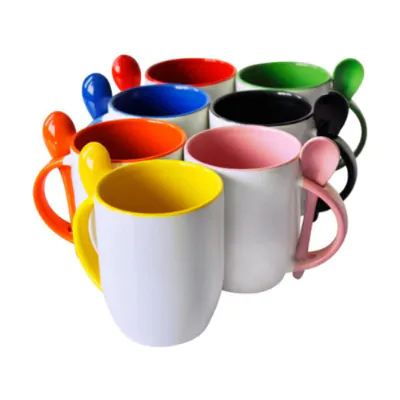 Taza con cuchara e interior de color personalizable para sublimación.